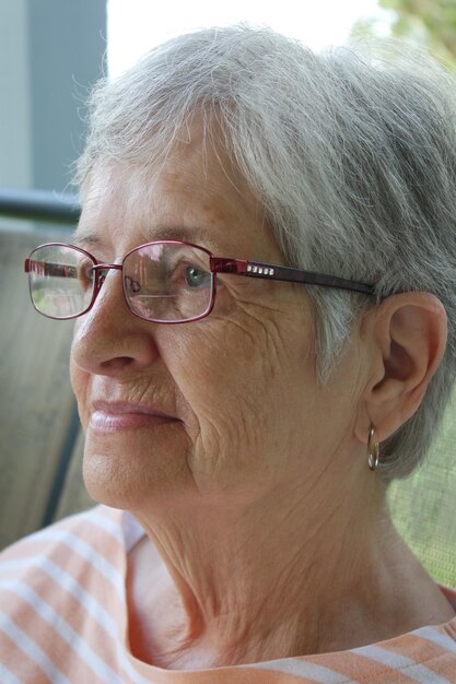 Photo close-up of young woman looking away