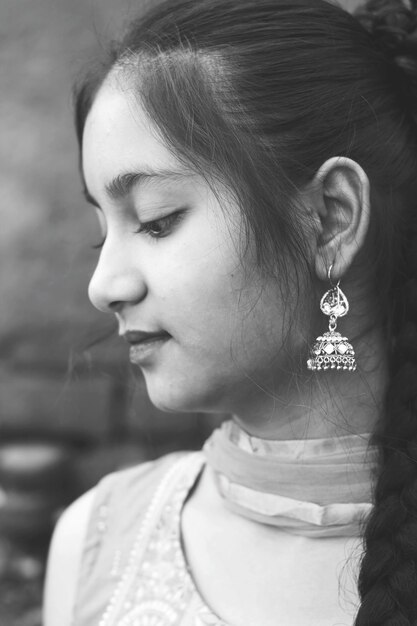 Photo close-up of young woman looking away