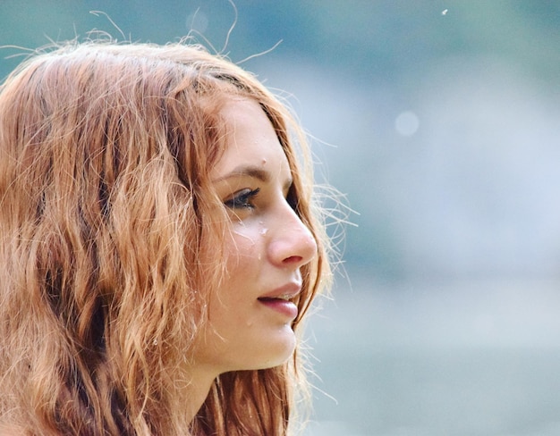 Photo close-up of young woman looking away