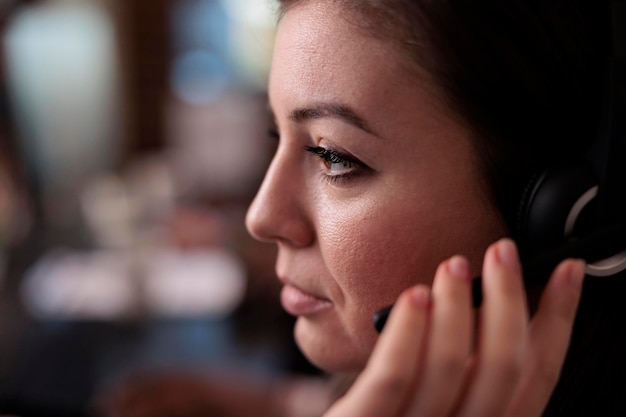 Foto close-up di una giovane donna che guarda altrove