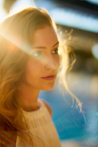 Photo close-up of young woman looking away