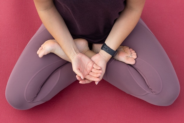 Photo close up on young woman meditating