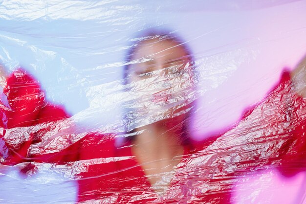 Photo close-up of young woman in plastic