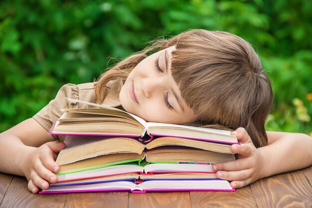 Foto close-up di una giovane donna che legge un libro