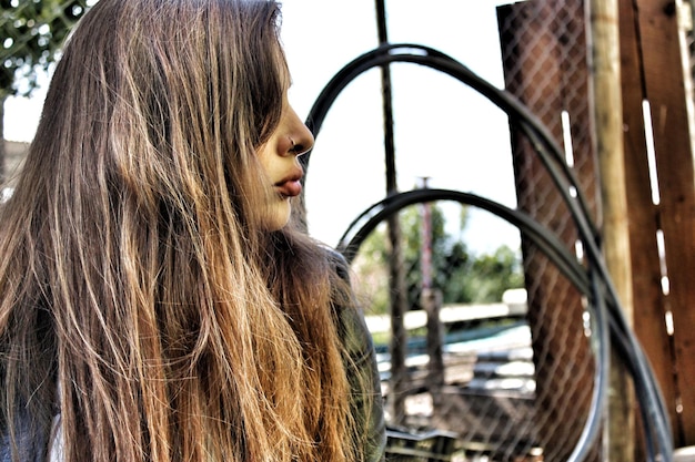 Photo close-up of young woman sitting outdoors