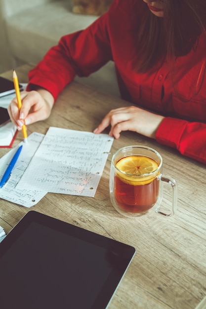 Primo piano sulla giovane donna risolve le formule matematiche