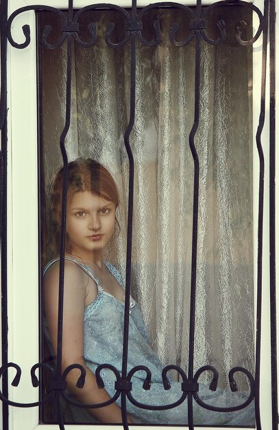 Photo close-up of young woman standing against wall