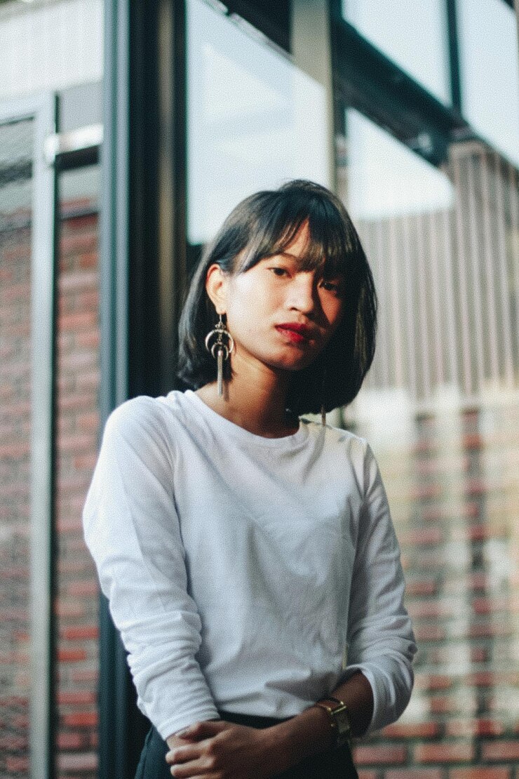 Photo 壁に立っている若い女性のクローズアップ