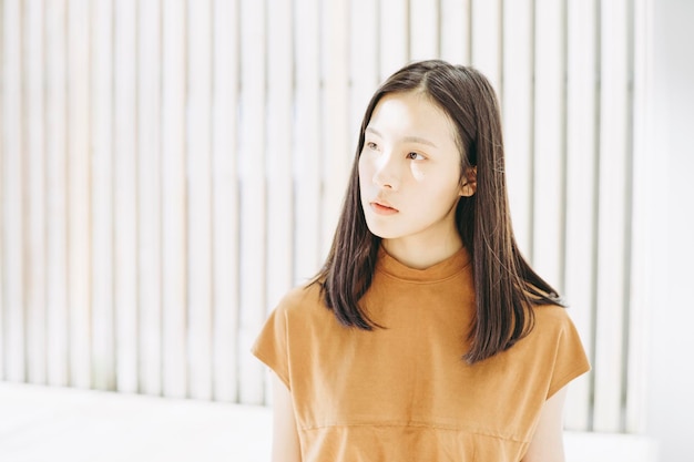 壁に立っている若い女性のクローズアップ