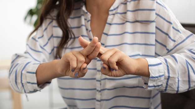 Photo close-up young woman teaching sign language