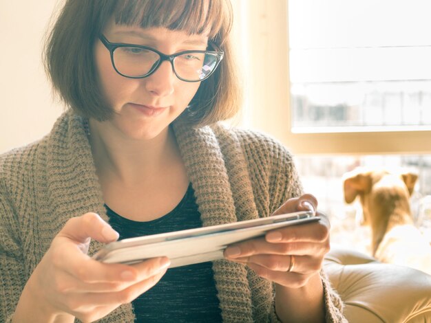 携帯電話を使っている若い女性のクローズアップ