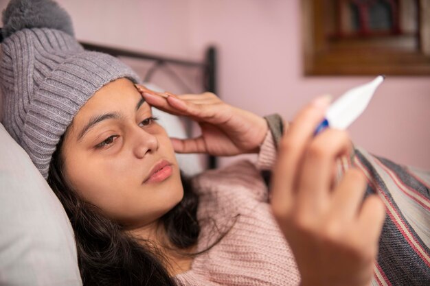 Photo close-up of young woman using mobile phone