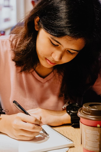 Photo close-up of young woman using smart phone