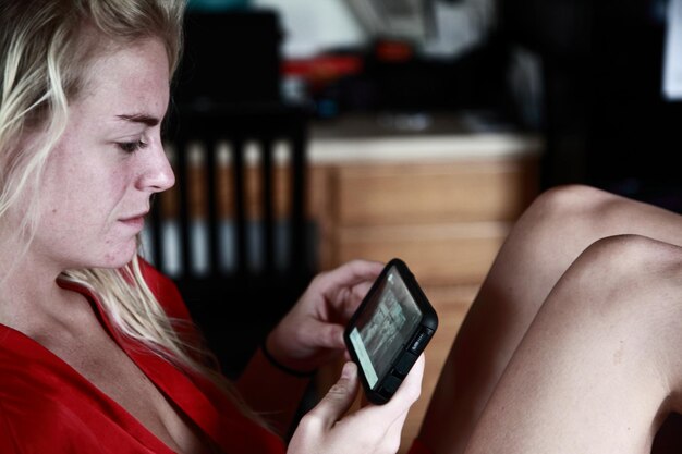 Photo close-up of young woman watching movie on mobile