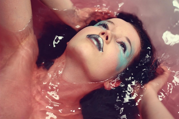 Photo close-up of young woman in water