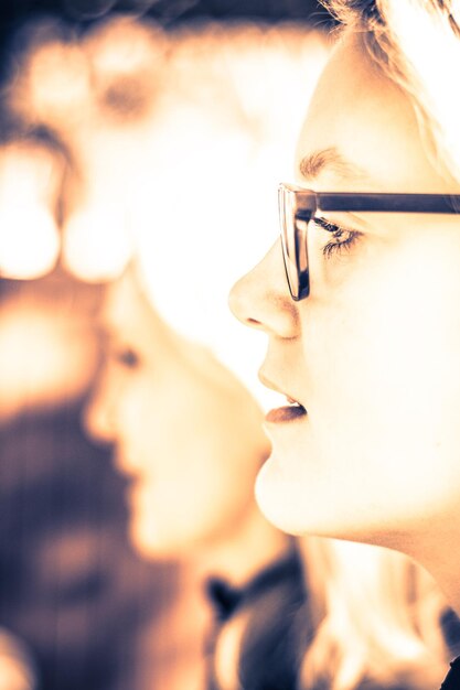 Foto close-up di una giovane donna che indossa gli occhiali