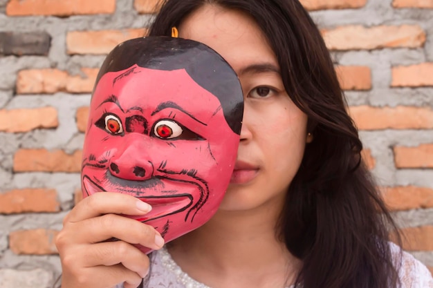 Photo close-up of young woman wearing mask