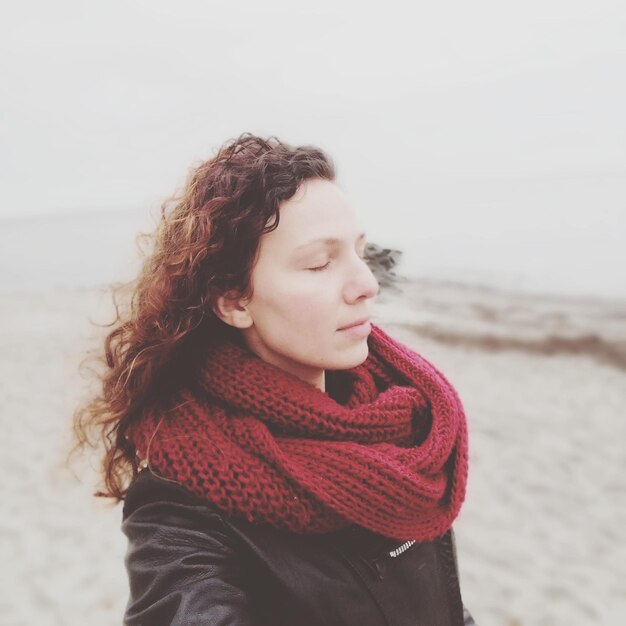 Photo close-up of young woman wearing scarf at beach