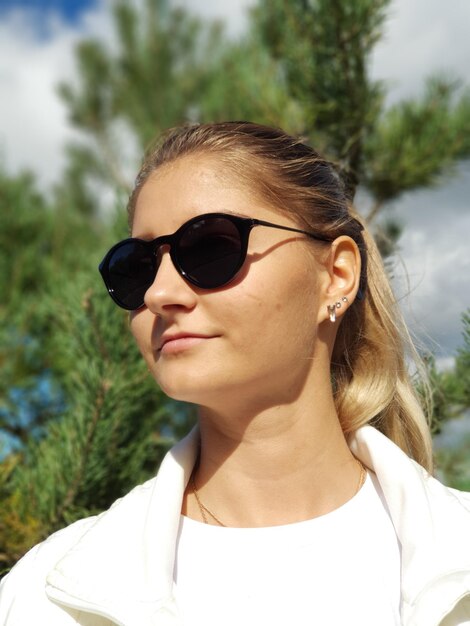 Photo close-up of young woman wearing sunglasses