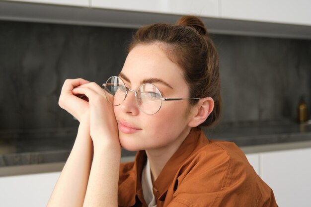 太陽眼鏡をかぶった若い女性のクローズアップ