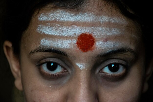 Foto close-up di una giovane donna che indossa il tilak