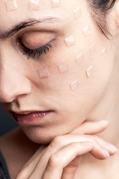 Foto close-up di una giovane donna con un prodotto di bellezza