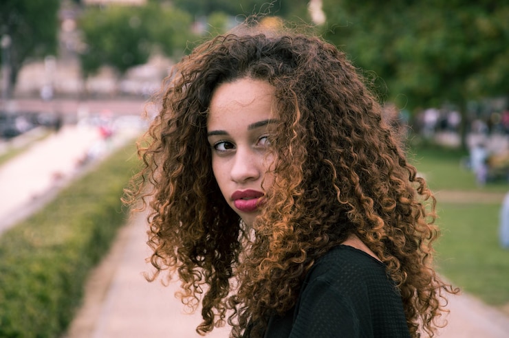 Photo close-up of young woman with curly hair