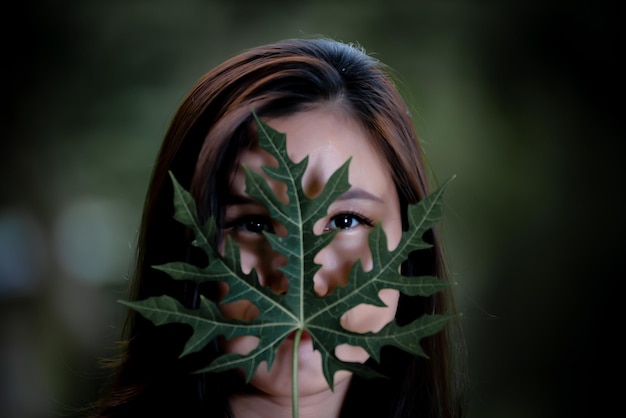 Foto close-up di una giovane donna con gli occhi chiusi