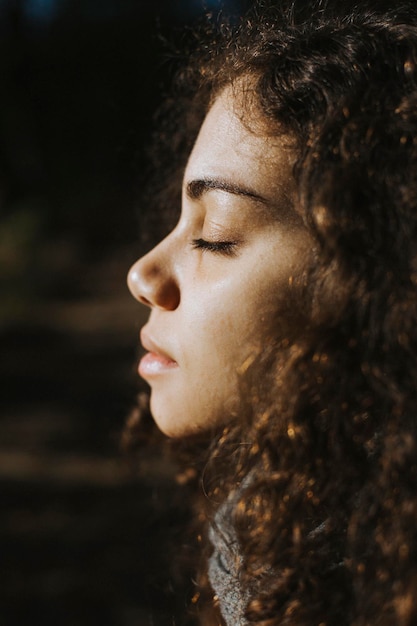 Foto close-up di una giovane donna con gli occhi chiusi