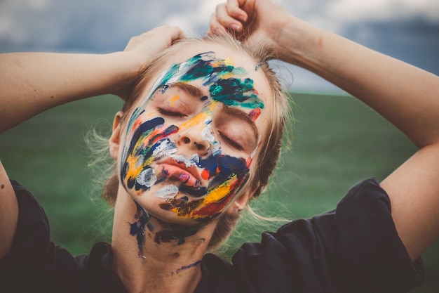 Foto close-up di una giovane donna con la faccia dipinta