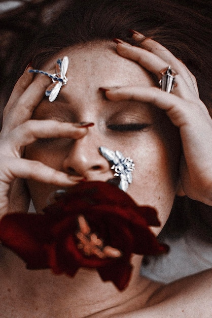 Foto close-up di una giovane donna con fiori e giocattoli