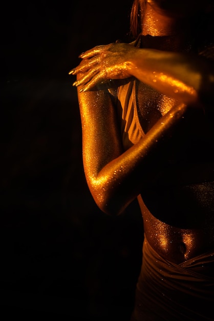 Photo close-up of young woman with golden skin in the reflection
