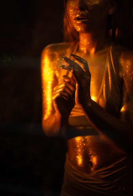 Photo close-up of young woman with golden skin in the reflection