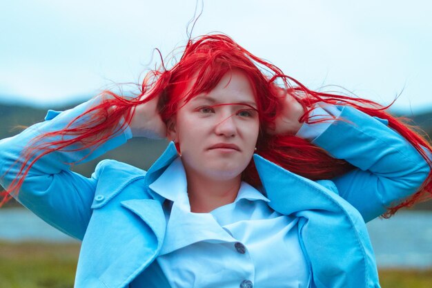 Photo close-up of young woman with hand behind head