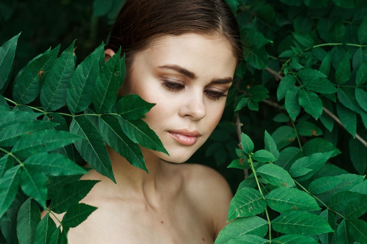Фотография близкий план молодой женщины с листьями