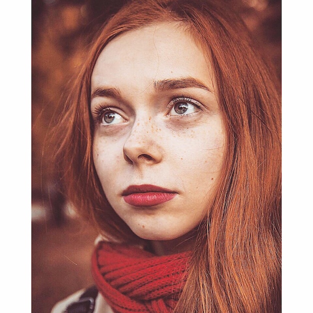 Foto close-up di una giovane donna