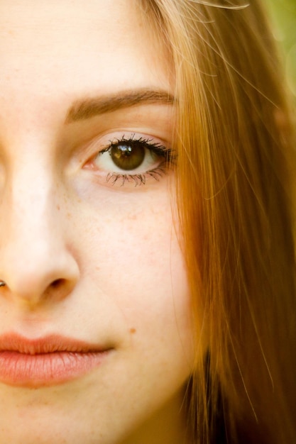 Foto close-up di una giovane donna