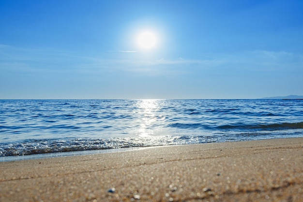 Close-up zandstrand met helderblauwe zee en lucht