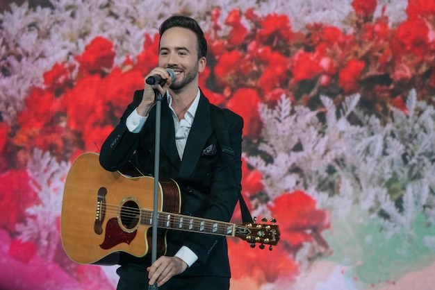 Close-up zanger zingt op het podium