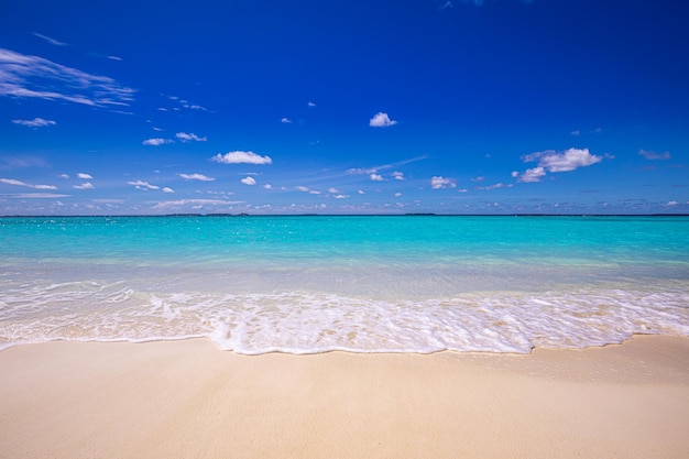 Close-up zee zandstrand. Sky kalmte rustige ontspannen zonlicht zomerstemming. Vakantie reizen vakantie