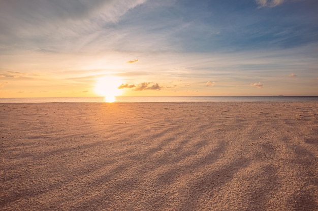 Close-up zee zandstrand Zonsondergang strand landschap Oranje gouden zonnestralen zand zeegezicht tropische kust