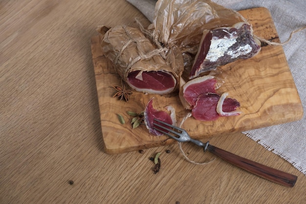 Foto close-up zelfgemaakte eend jamon zelfgemaakte snack jerky aan boord van selectieve aandacht