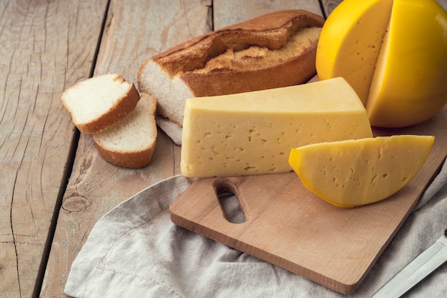 Foto close-up zelfgemaakte kaas met vers brood