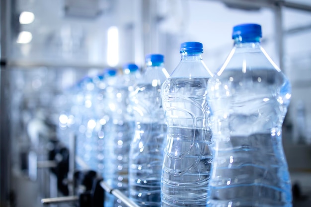 Close-up zicht op plastic flessen water in de bottelarij die wordt vervoerd