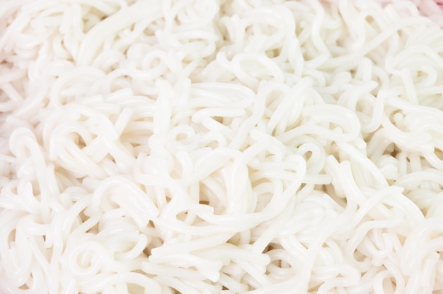Close-up zicht op witte gekookte laksa rijstnoedels