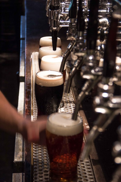 Close-up zijbeeld van bierdispensers