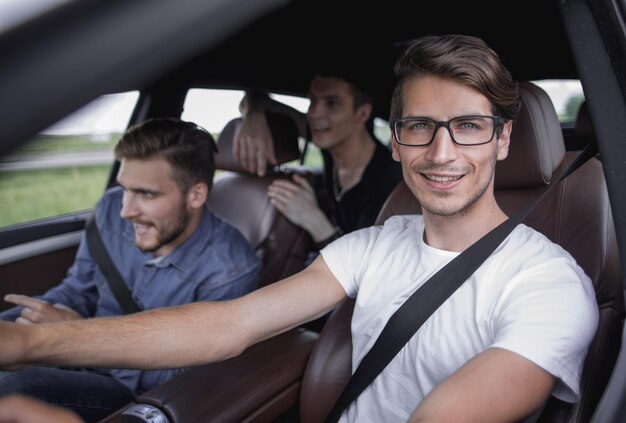 Close-up zijportret van een gelukkige man die auto rijdt