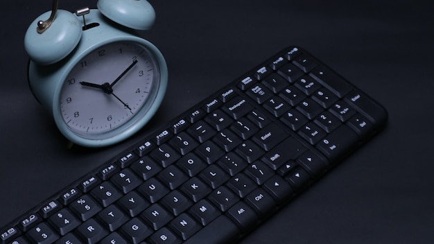 Close-up zwart toetsenbord met alarm op donkere achtergrond