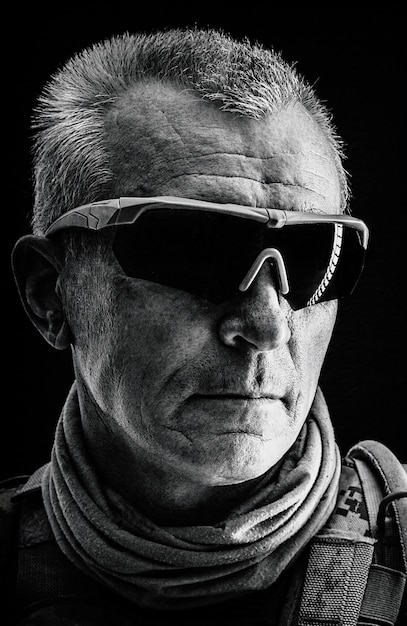 Close-up zwart-wit portret van special forces witharige veteraan in velduniformen, zwart