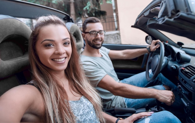 Photo close upa girl and her boyfriend traveling together